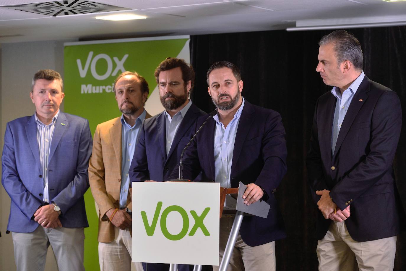 La cúpula nacional de Vox denuncia en Murcia el 'apartheid' del partido naranja y «las mentiras de los negociadores del PP»