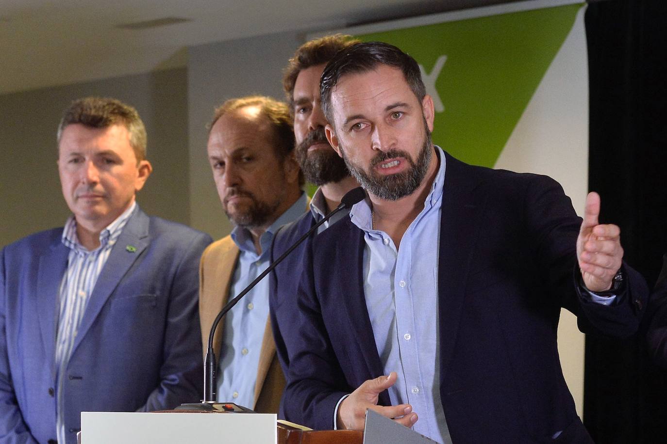 La cúpula nacional de Vox denuncia en Murcia el 'apartheid' del partido naranja y «las mentiras de los negociadores del PP»