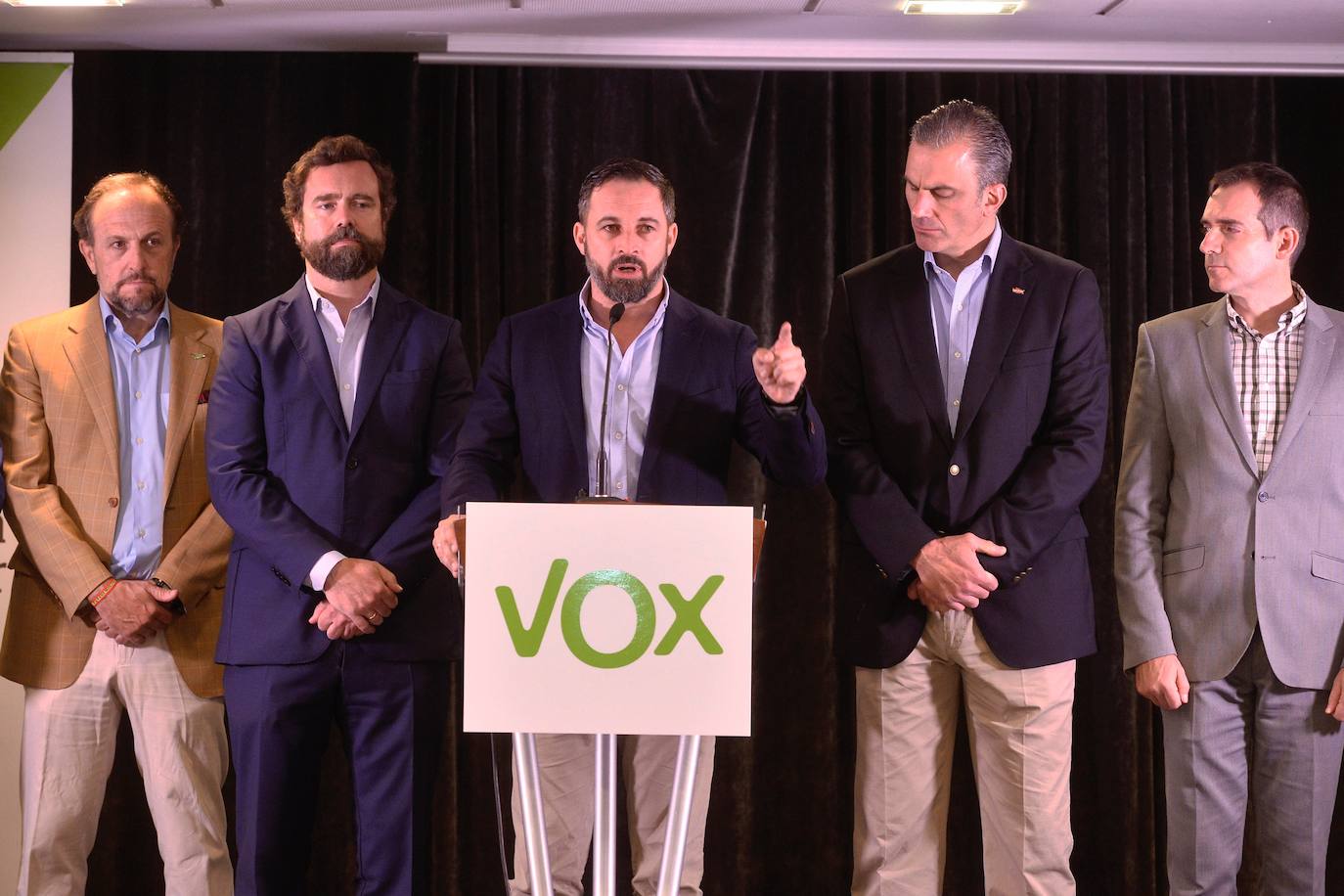 La cúpula nacional de Vox denuncia en Murcia el 'apartheid' del partido naranja y «las mentiras de los negociadores del PP»