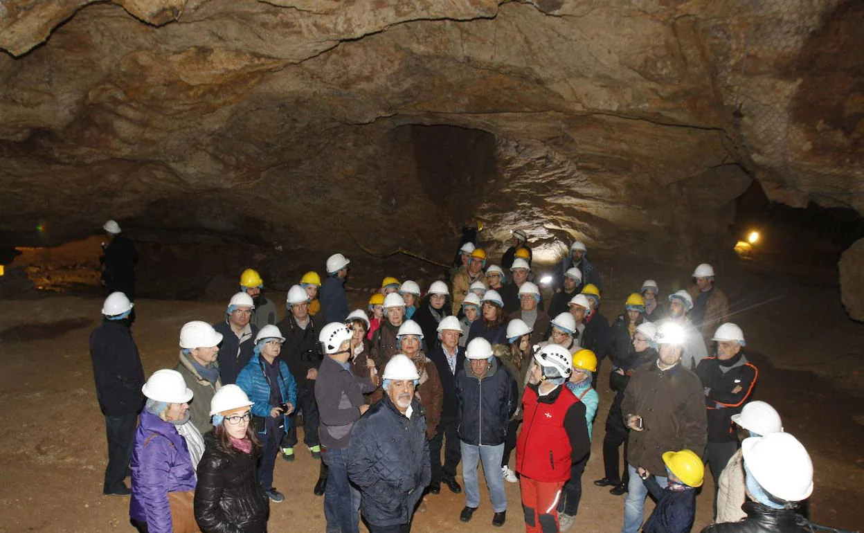Un grupo de visitantes observando el interior de Cueva Victoria, en una foto de archivo.
