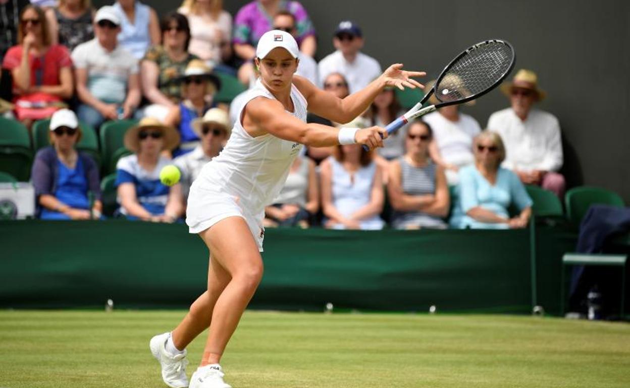 La australiana Ashleigh Barty, durante un partido en Wimbledon.