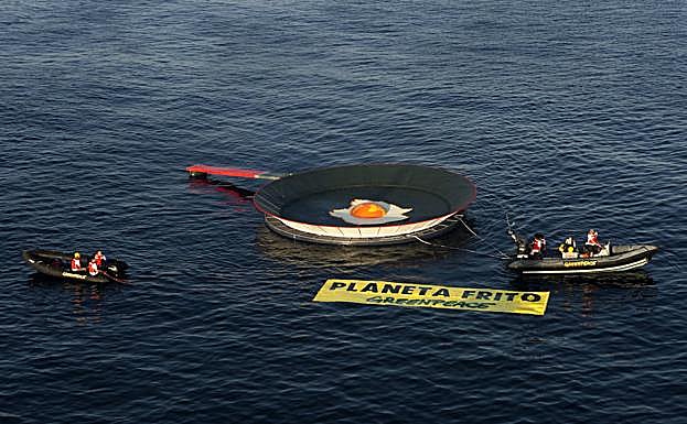 'Sartén gigante' de Greenpeace en La Manga del Mar Menor para protestar contra el calentamiento global.