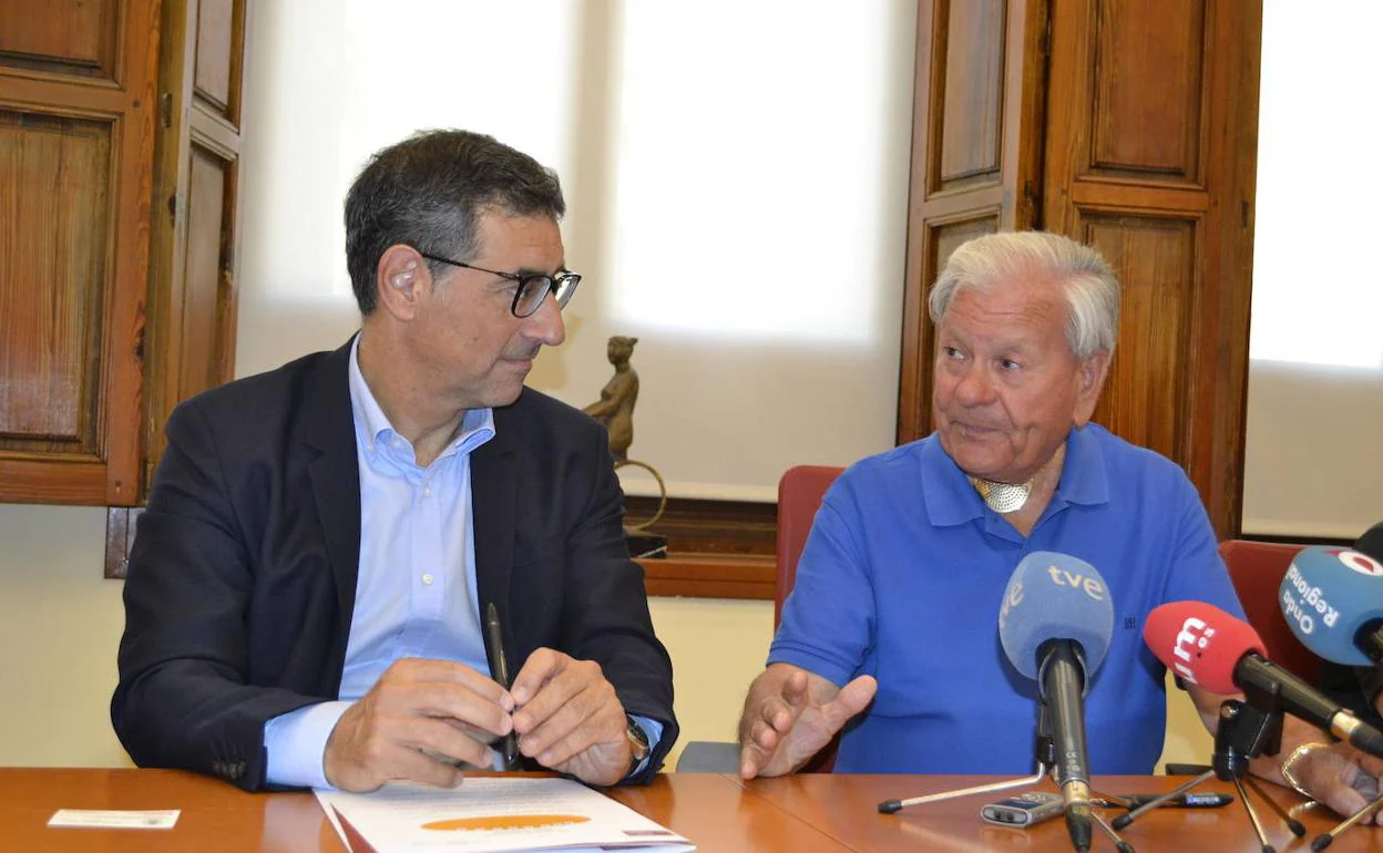 El rector de la UMU, José Luján, y Alfonso García, presidente de la Asociación de Laringectomizados de la Región de Murcia San Blas, durante la firma del convenio.