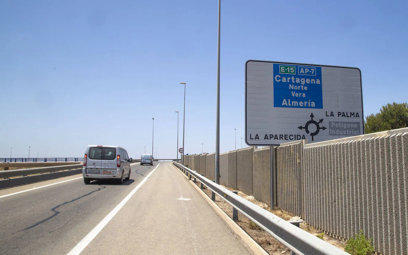 Fotos: El tráfico y la falta de mantenimiento agravan el deterioro de seis carreteras de