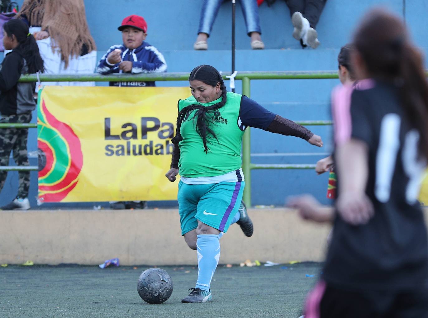 Fotos: Las cholitas también juegan al fútbol