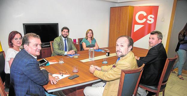 Isabel Franco, Miguel Garaulet, Fernando López Miras, Visitación Martínez, Luis Gestoso y Pascual Salvador, ayer, en la mesa de negociación. 