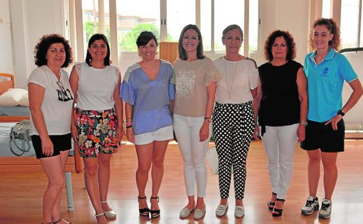 La alcaldesa (c), durante su visita a la Escuela de Verano. 