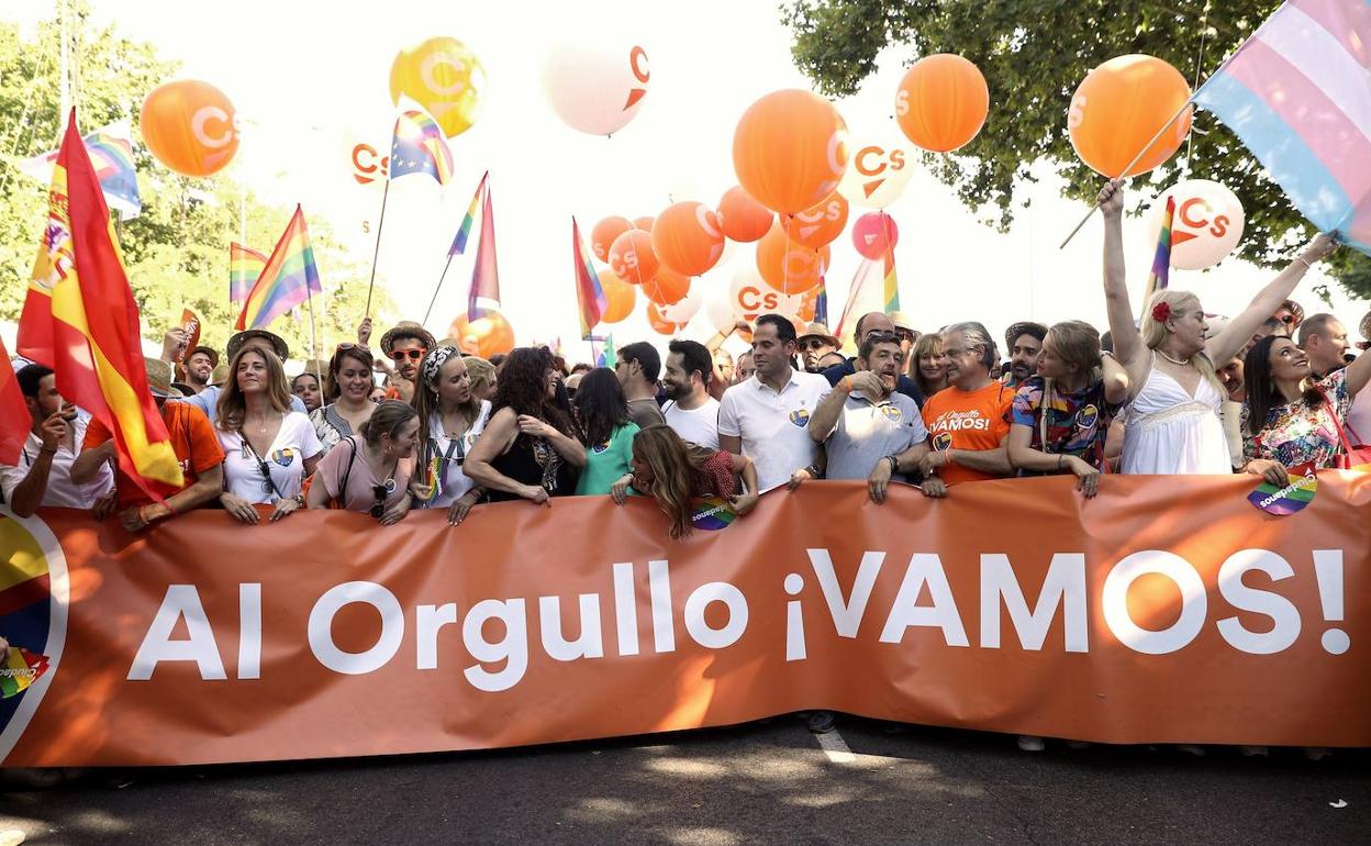 Comitiva de Ciudadanos en el desfile del Orgullo LGTBI en Madrid.