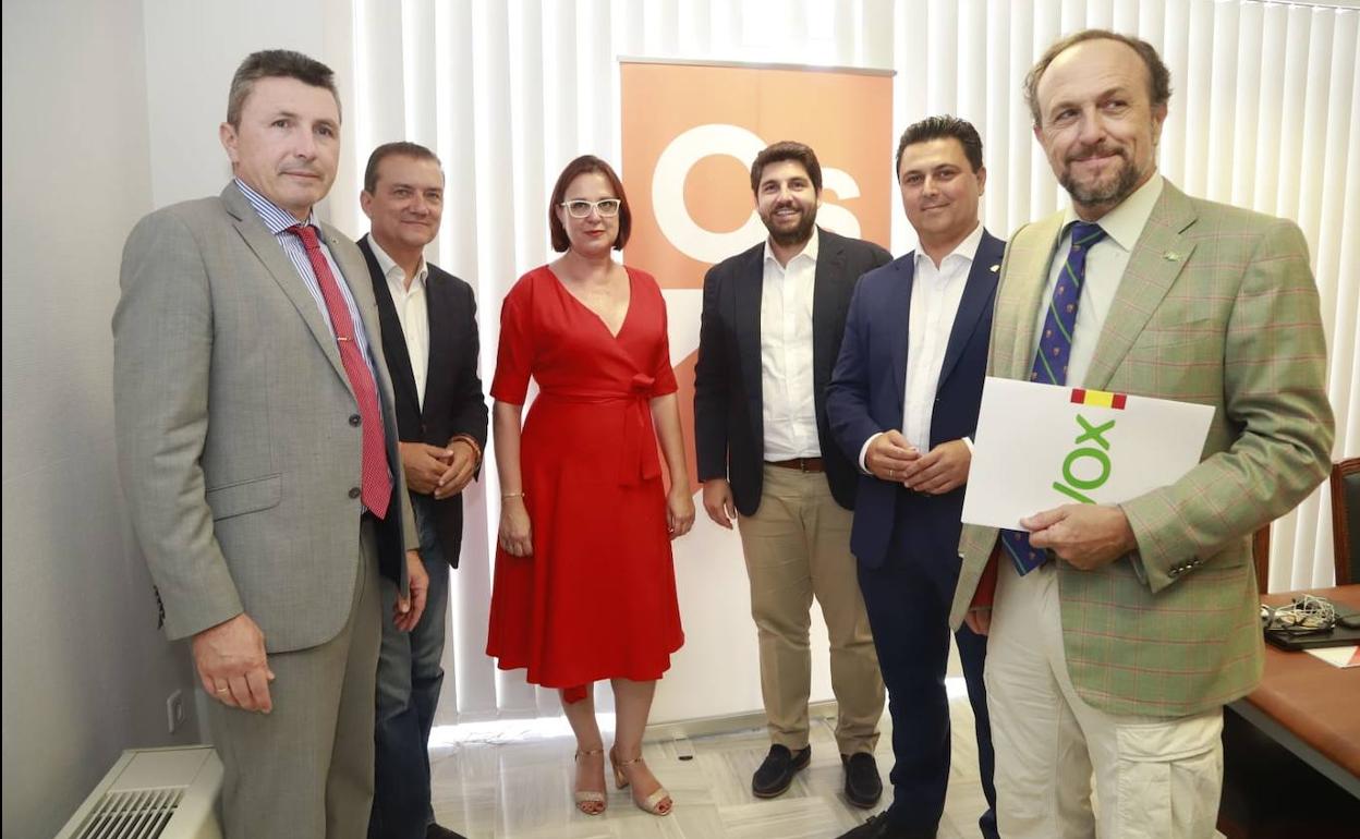 Los negociadores de Vox, Cs y PP, en la reunión de este jueves.