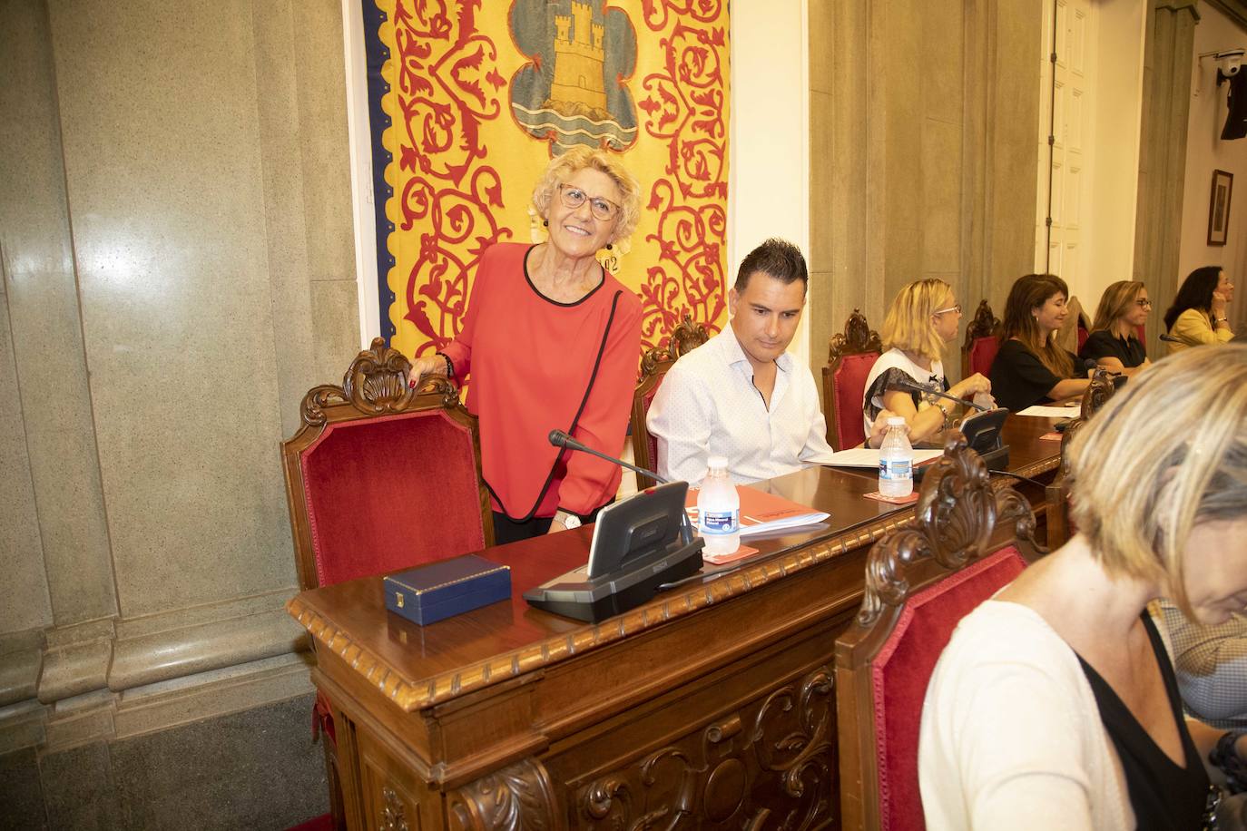 MC se encara con la edil de Hacienda Esperanza Nieto y llama «sinvergüenza» al Ejecutivo