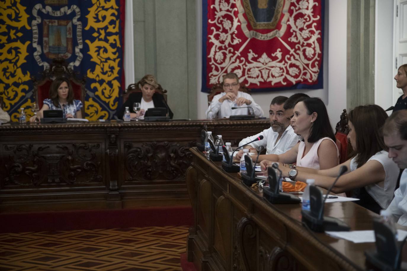 MC se encara con la edil de Hacienda Esperanza Nieto y llama «sinvergüenza» al Ejecutivo