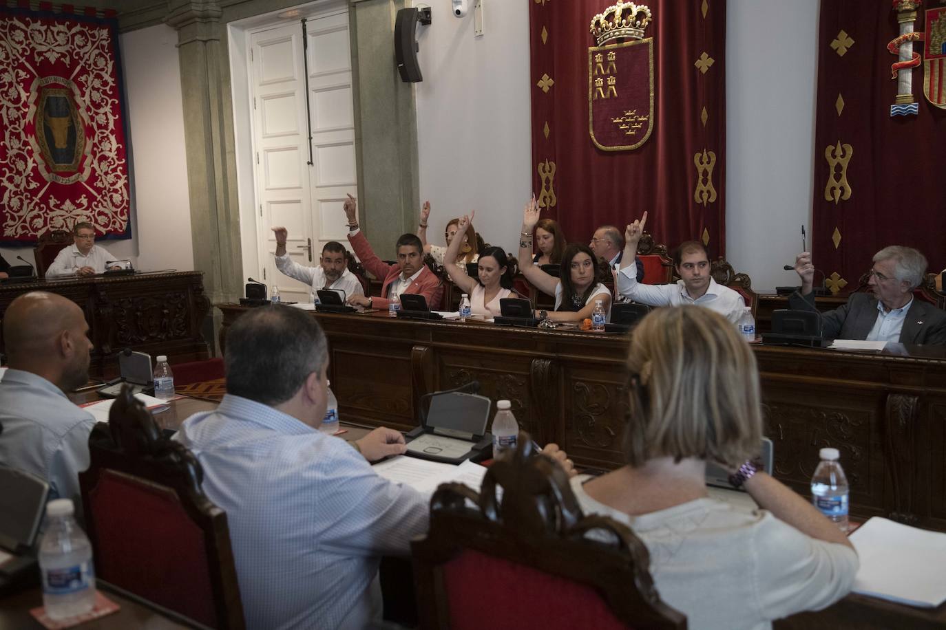 MC se encara con la edil de Hacienda Esperanza Nieto y llama «sinvergüenza» al Ejecutivo