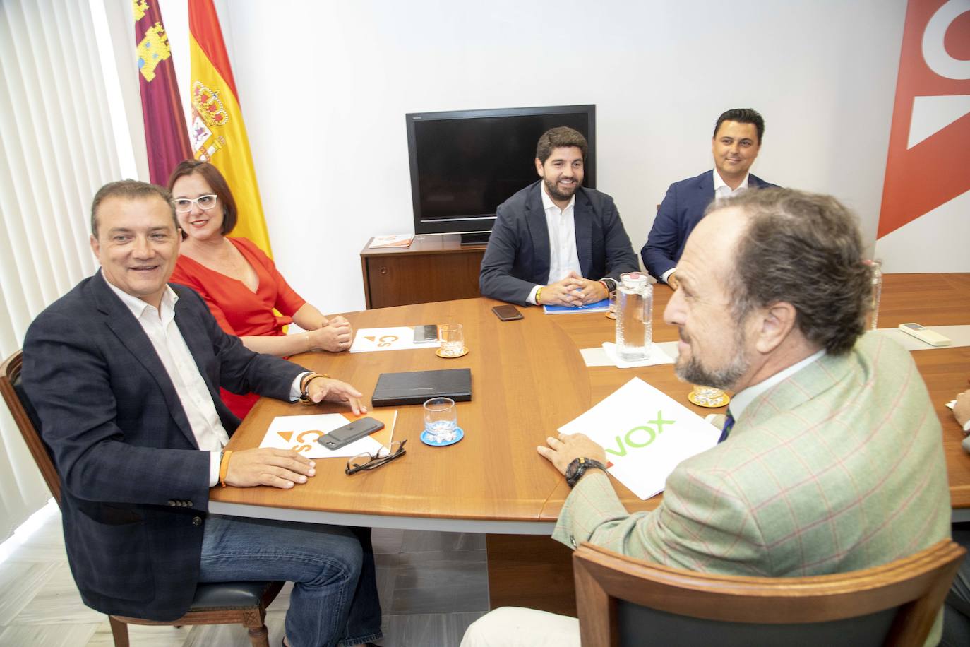 Fotos: Vox renuncia a cargos públicos pero pide tiempo a PP y Cs para apoyar la investidura