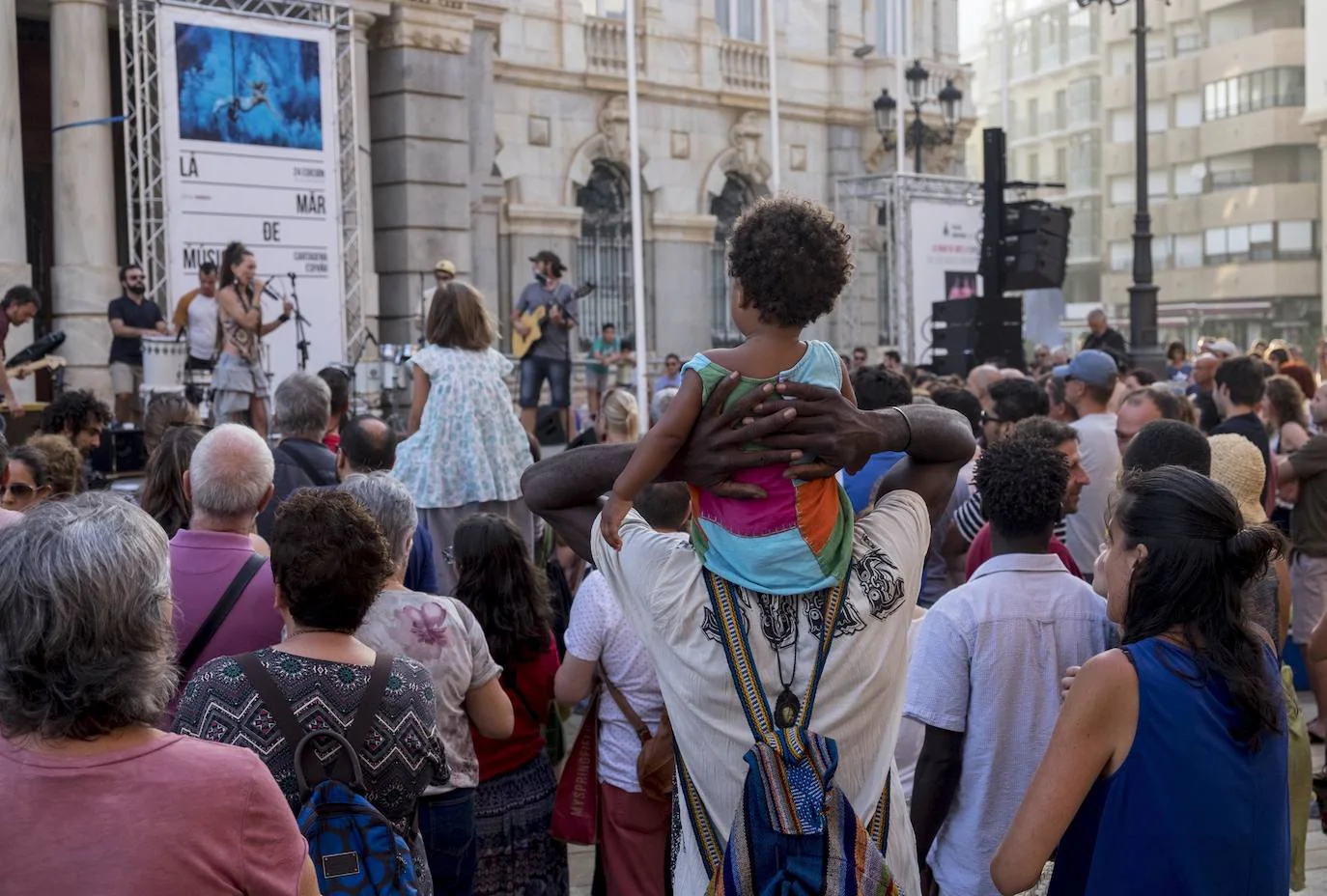 Público en la actuación de Koniré en la Plaza del Ayuntamiento, en 2018.