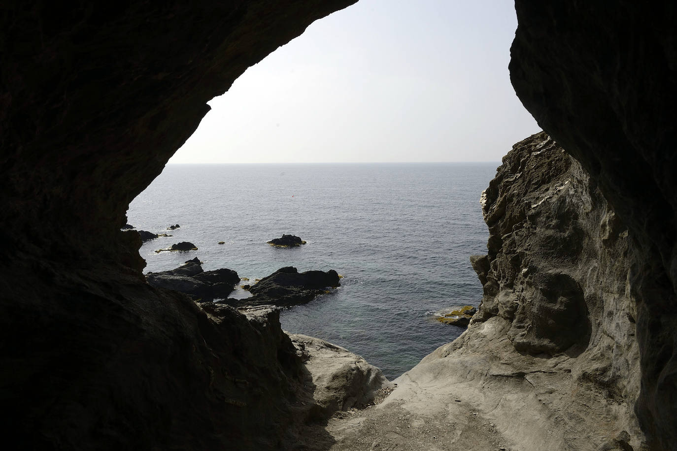 Baño de lujo en la escondida y tranquila cala del Peñón Cortado para disfrutar del paisaje terrestre y submarino