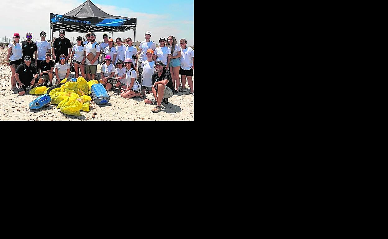 Voluntarios en la batida de limpieza en San Pedro. Fundación SOS