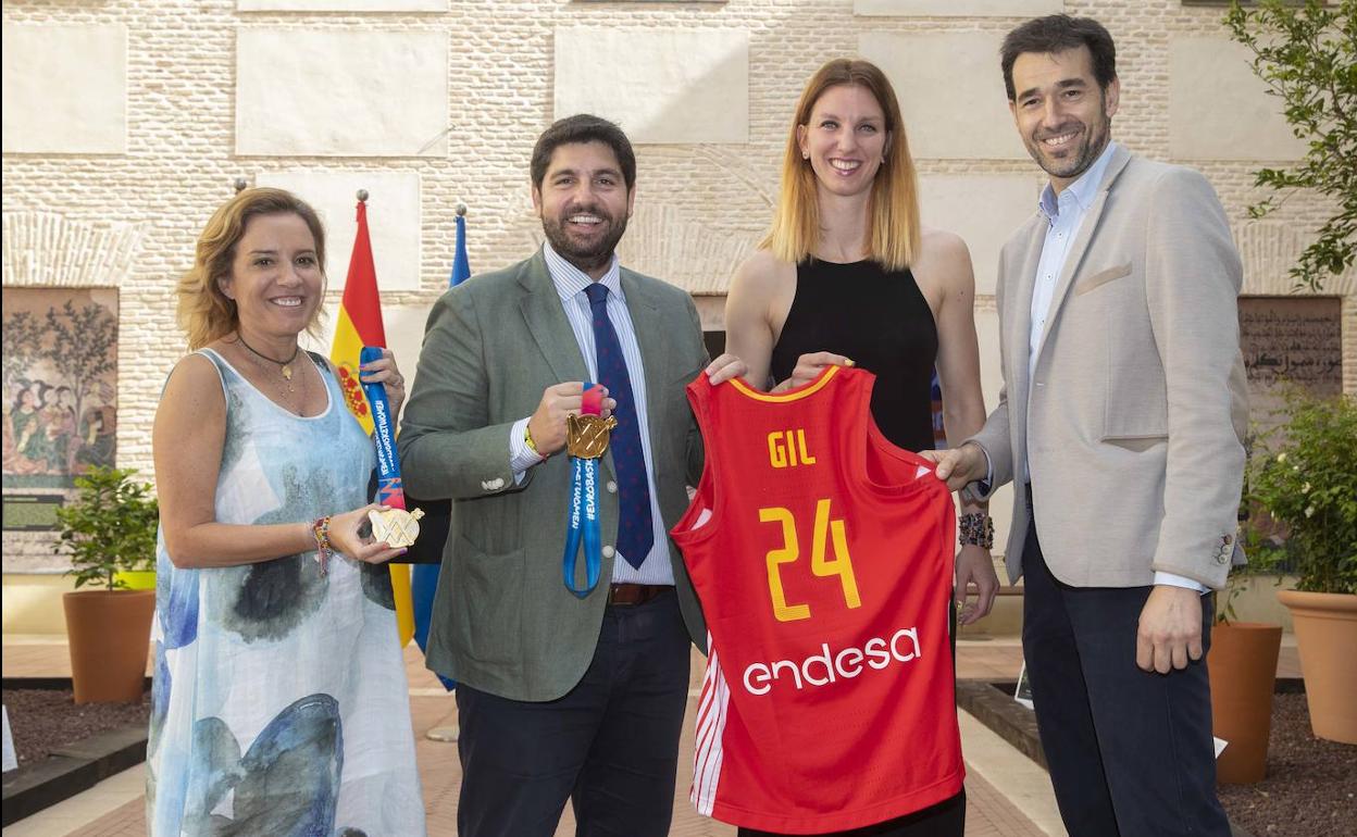 Adela Martínez Cachá, Fernando López Miras, Laura Gil y Juan Francisco Abellán, este viernes, en el palacio de San Esteban.