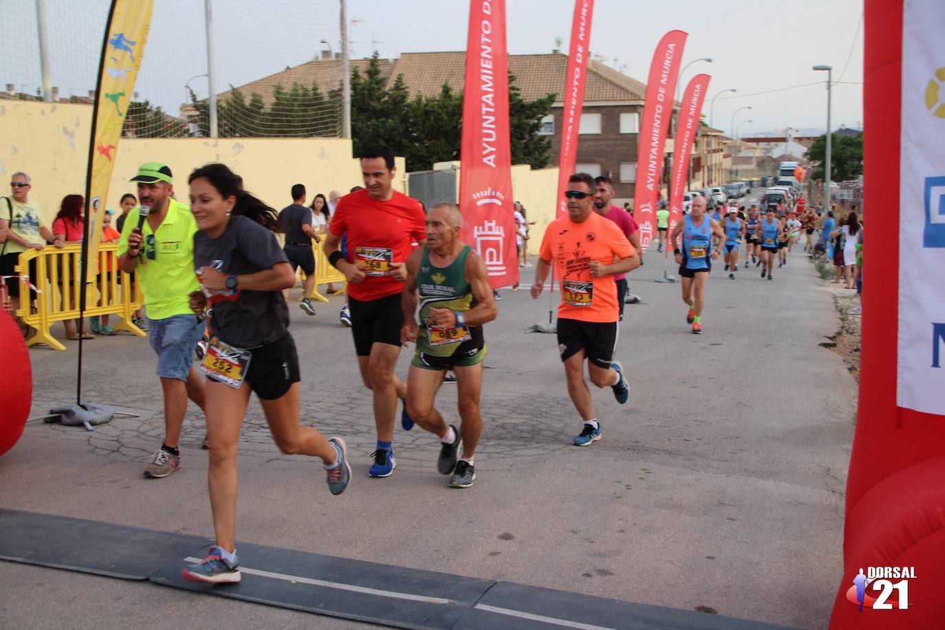 El corredor del Inverclyde AC completa el recorrido de 6,2 kilómetros en 19:38 minutos, por los 23:44 de la atleta del Bitec Tri Impulso