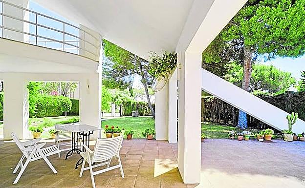 Imagen principal - Aspecto exterior e interior de la casa familiar diseñada por Juan Antonio Santa-Cruz Alemán, en una fotografía de archivo.