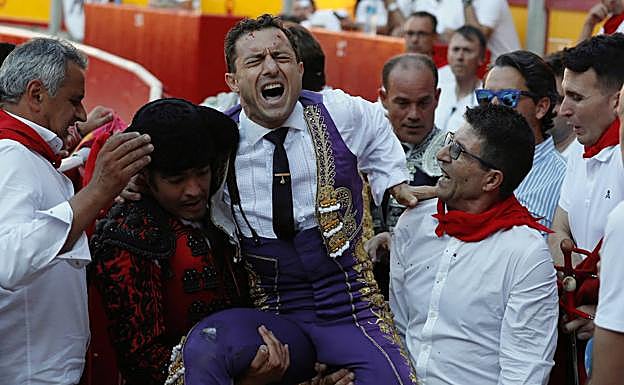 La cuadrilla de Rafaelillo retira al torero murciano tras ser cogido en Sanfermines.