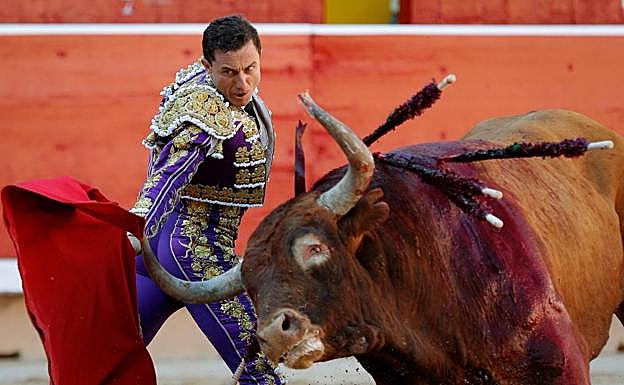 El diestro Rafaelillo en su faena con la muleta durante la última corrida de la Feria del Toro de Sanfermín.