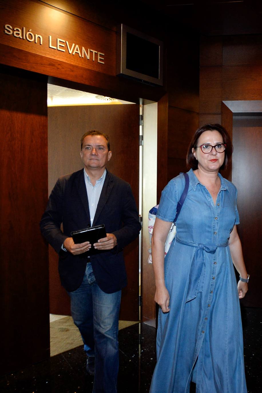 «Estamos intentando redondear un documento para concretar la investidura», señala Gestoso, aunque la portavoz de Cs, Isabel Franco, da entender que su formación no se plantea firmar un texto conjunto