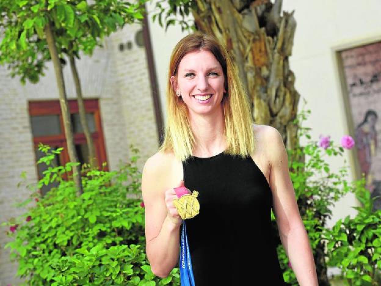 Laura Gil con su medalla de oro del Eurobasket. 