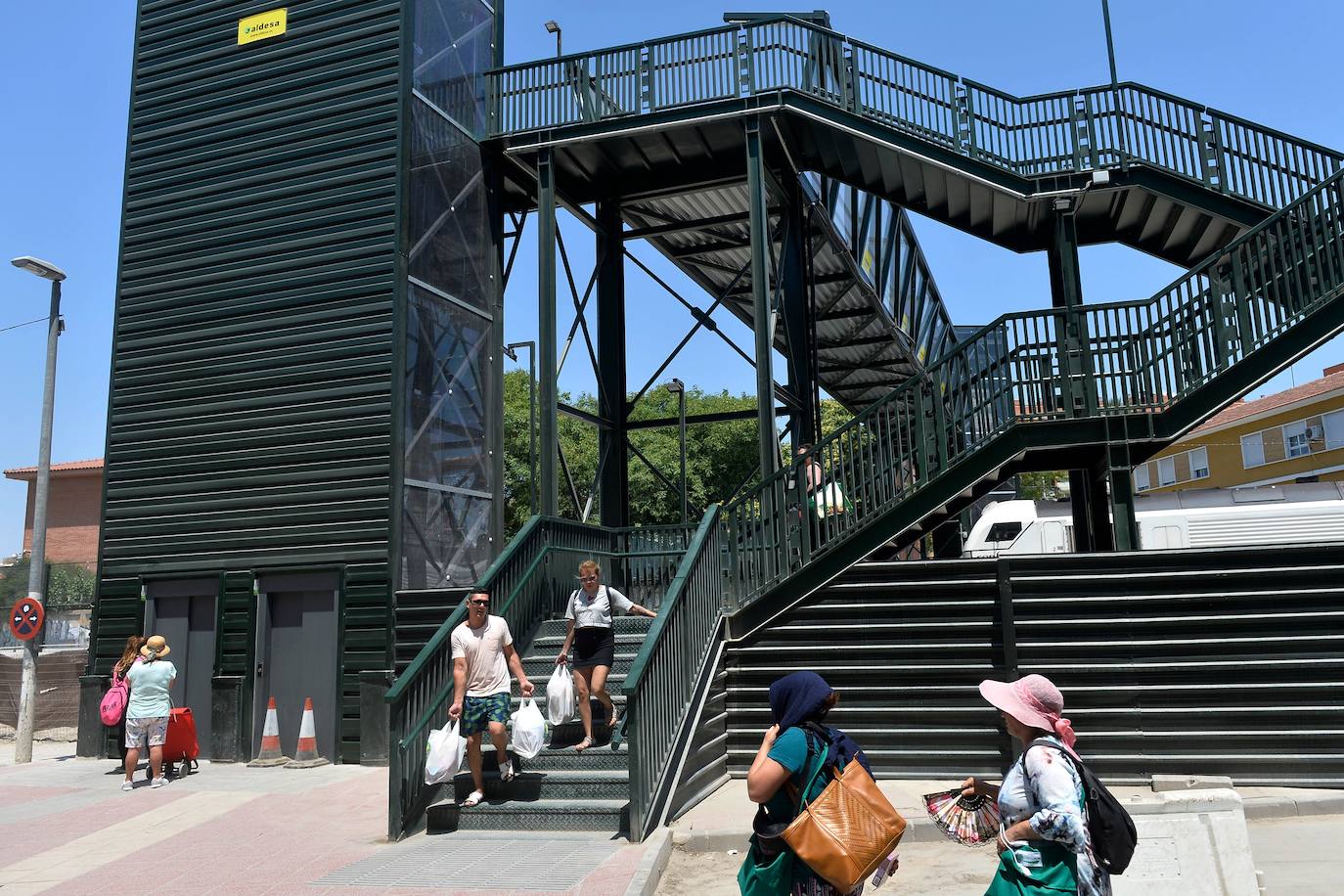 Fotos: Un ascensor de la pasarela del AVE lleva dos semanas averiado