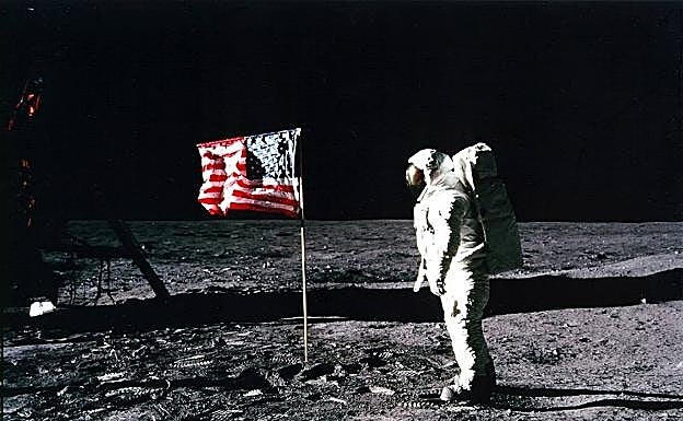 La bandera estadounidense, en el suelo lunar. 
