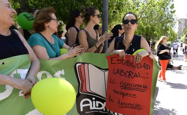 Un centenar de opositores se manifestan frente a la Consejería de Educación, este miércoles.