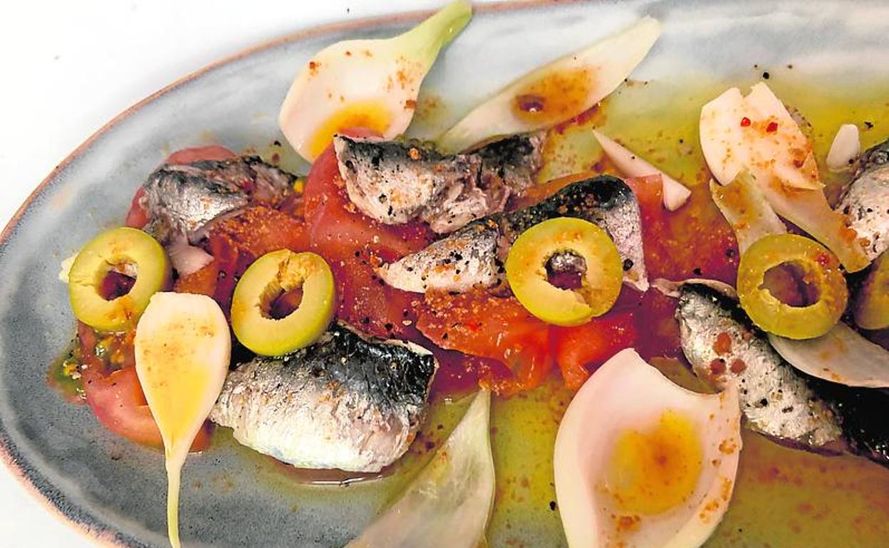 Tomates, cebolla y sardinas