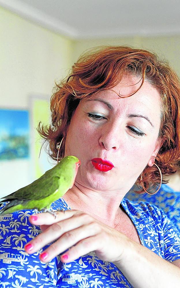 Charo Guarino, con su agaporni 'Kiwi', que tiene diez años. 