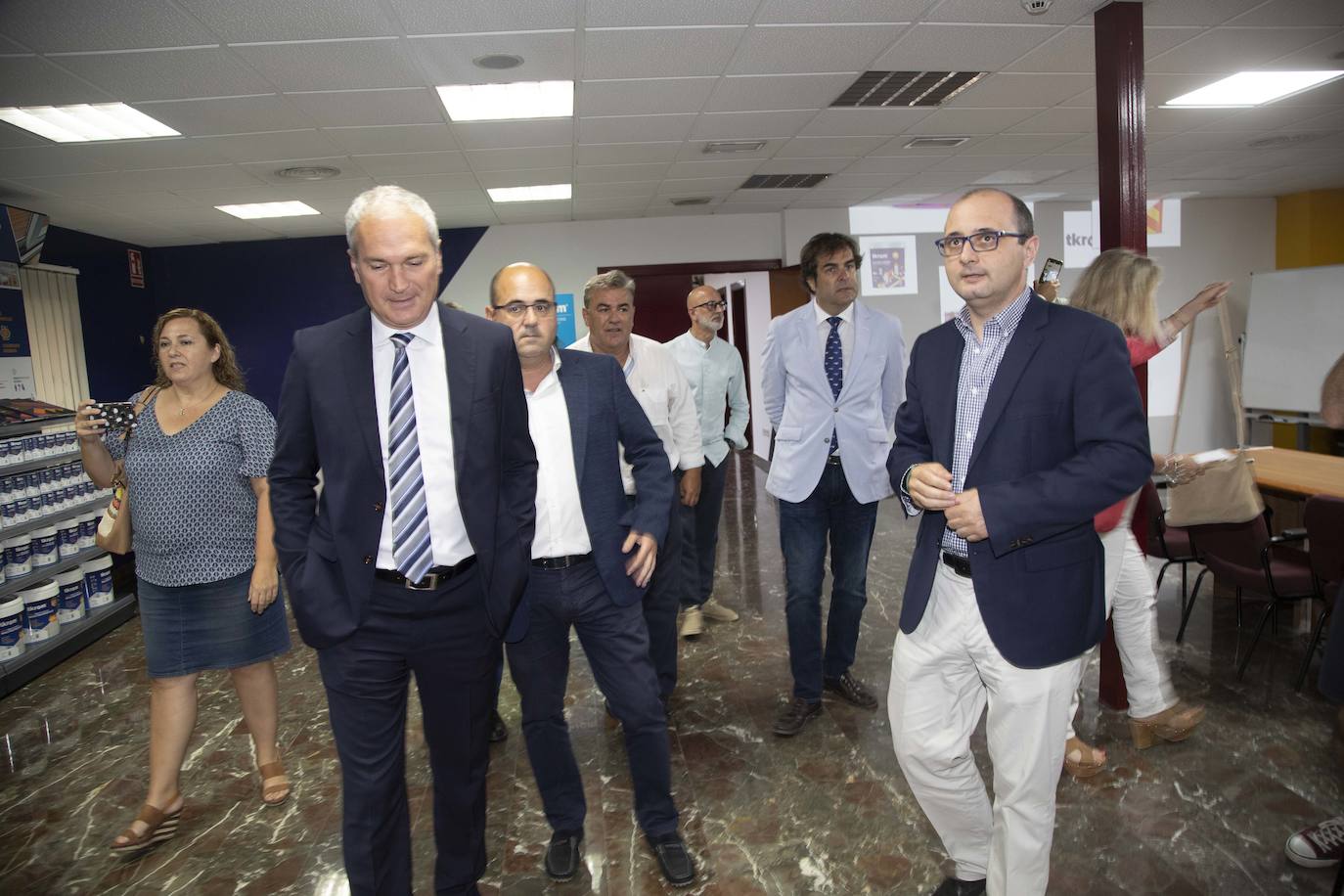 El presidente de COEC, Pedro Pablo Hernández, visitó las instalaciones del Grupo Tkrom, ubicadas en Cabezo Beaza, acompañando al director del Info, Joaquín Gómez