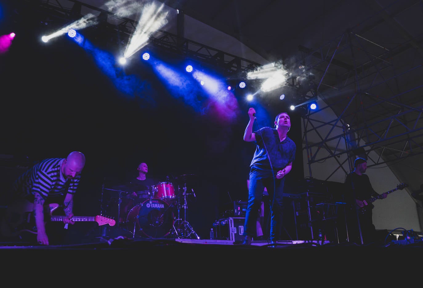 The Twilight Sad maravilló con su post-punk lleno de emoción y por la impresionante voz de su carismático y enérgico cantante, James Graham.