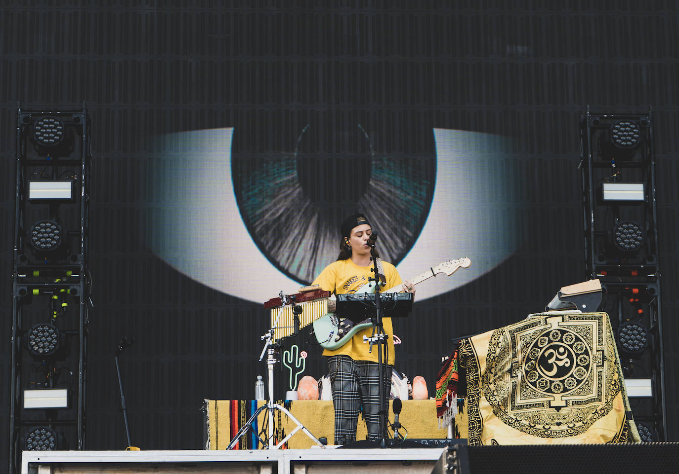 Tash Sultana, una veinteañera multinstrumentista de Australia, consiguió llenar el inmenso escenario principal con su mesa de efectos y ‘loops’.