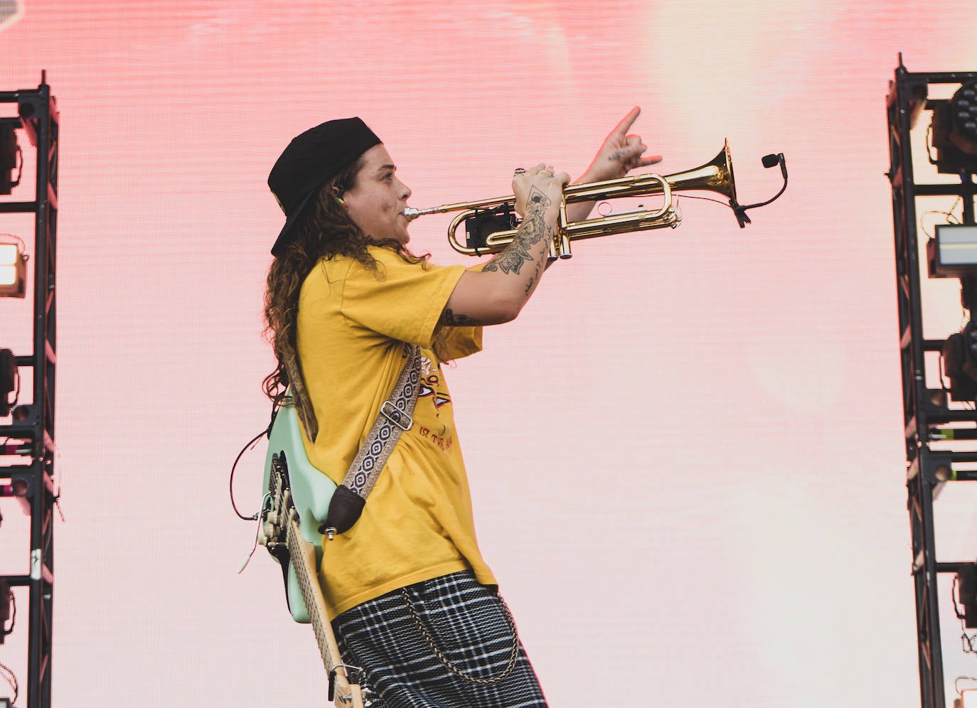 Tash Sultana, una veinteañera multinstrumentista de Australia, consiguió llenar el inmenso escenario principal con su mesa de efectos y ‘loops’.