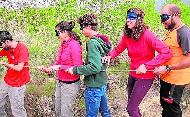 Participantes en la 'yincana' familiar celebrada en la sede de la Fundación Desarrollo Sostenible; y piscina en la naturaleza. 