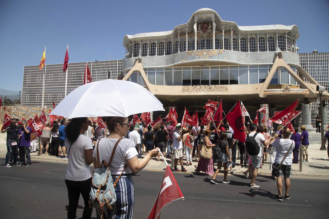 CC OO y UGT trasladaron sus reivindicaciones a los grupos parlamentarios