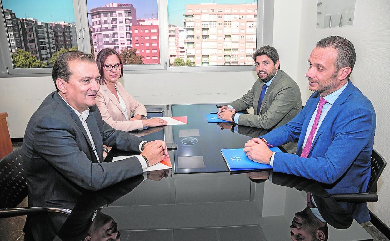 Garaulet y Franco (Cs), con Segado y Miras (PP), en su reunión para bendecir el acuerdo con Vox. 