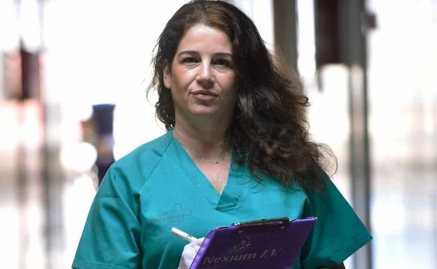 Pilar Esteban, en un pasillo del hospital donde trabaja.