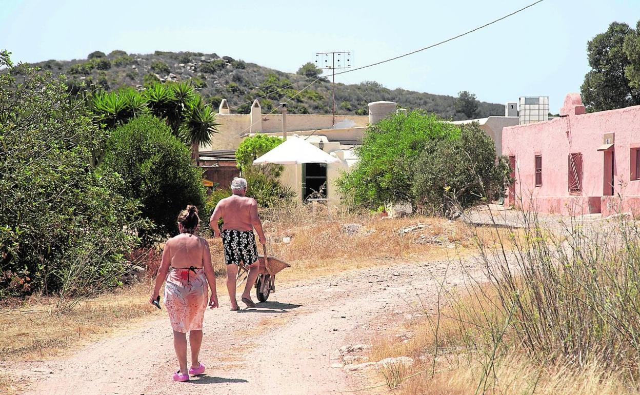 Dos vecinos de Las Cobaticas se dirigen a su casa de campo, en el Parque Regional de Calblanque. 