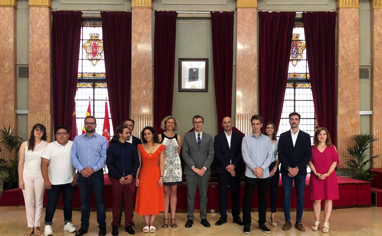 El alcalde de Murcia, José Ballesta, con los jóvenes de 'Proyecto Explorer: jóvenes con ideas'