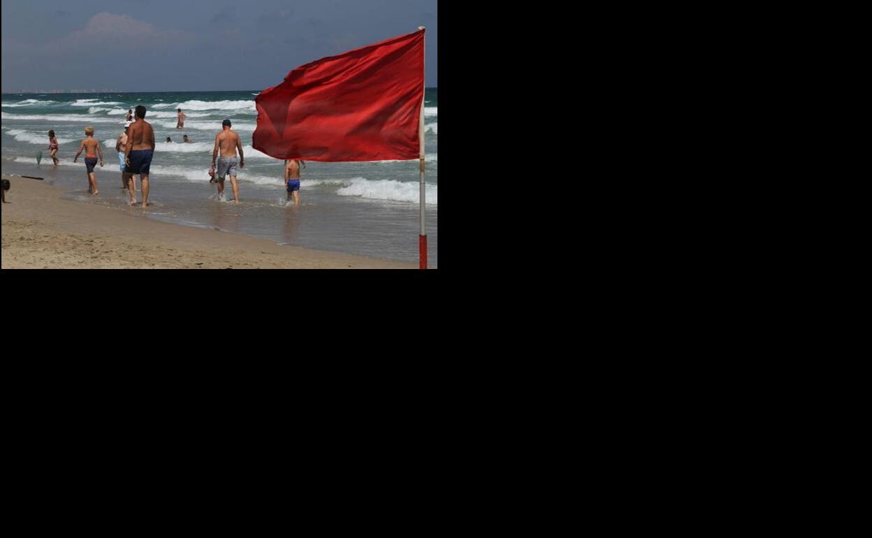 La bandera roja ondea este lunes en 15 playas de Águilas, Cartagena y San Javier