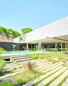 Imagen secundaria 2 - Aspecto exterior e interior de la casa.