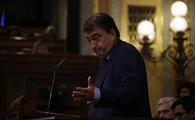 El diputado del PNV, Aitor Esteban, durante su intervención en el debate de investidura.