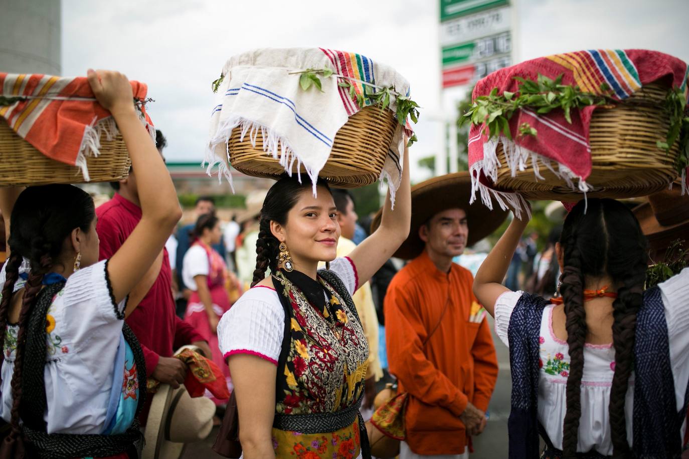 Grupos de danza folclórica se presentan durante las celebraciones de la Guelaguetza, una fiesta tradicional del estado de Oaxaca (México).