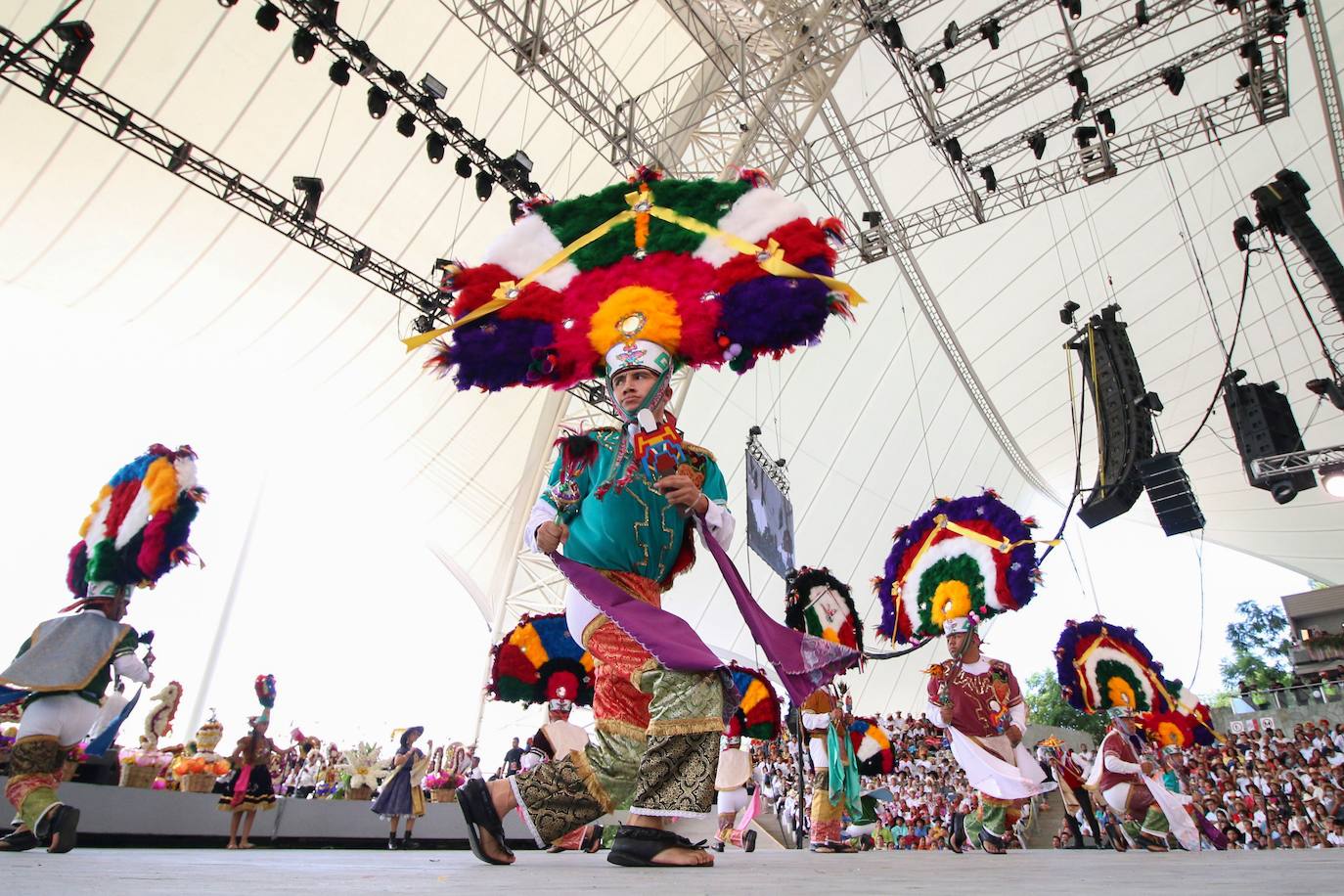 Grupos de danza folclórica se presentan durante las celebraciones de la Guelaguetza, una fiesta tradicional del estado de Oaxaca (México).