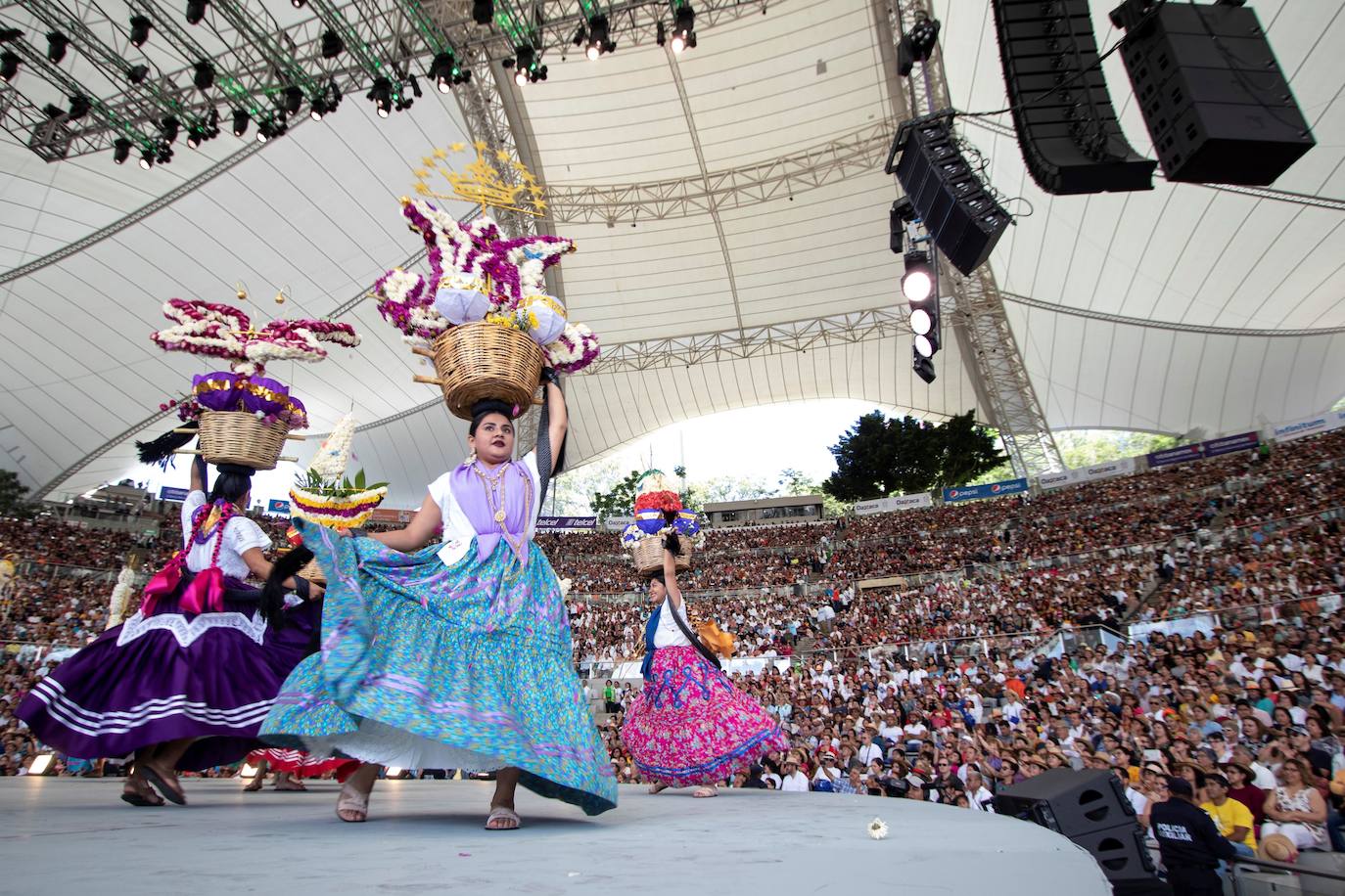 Grupos de danza folclórica se presentan durante las celebraciones de la Guelaguetza, una fiesta tradicional del estado de Oaxaca (México).