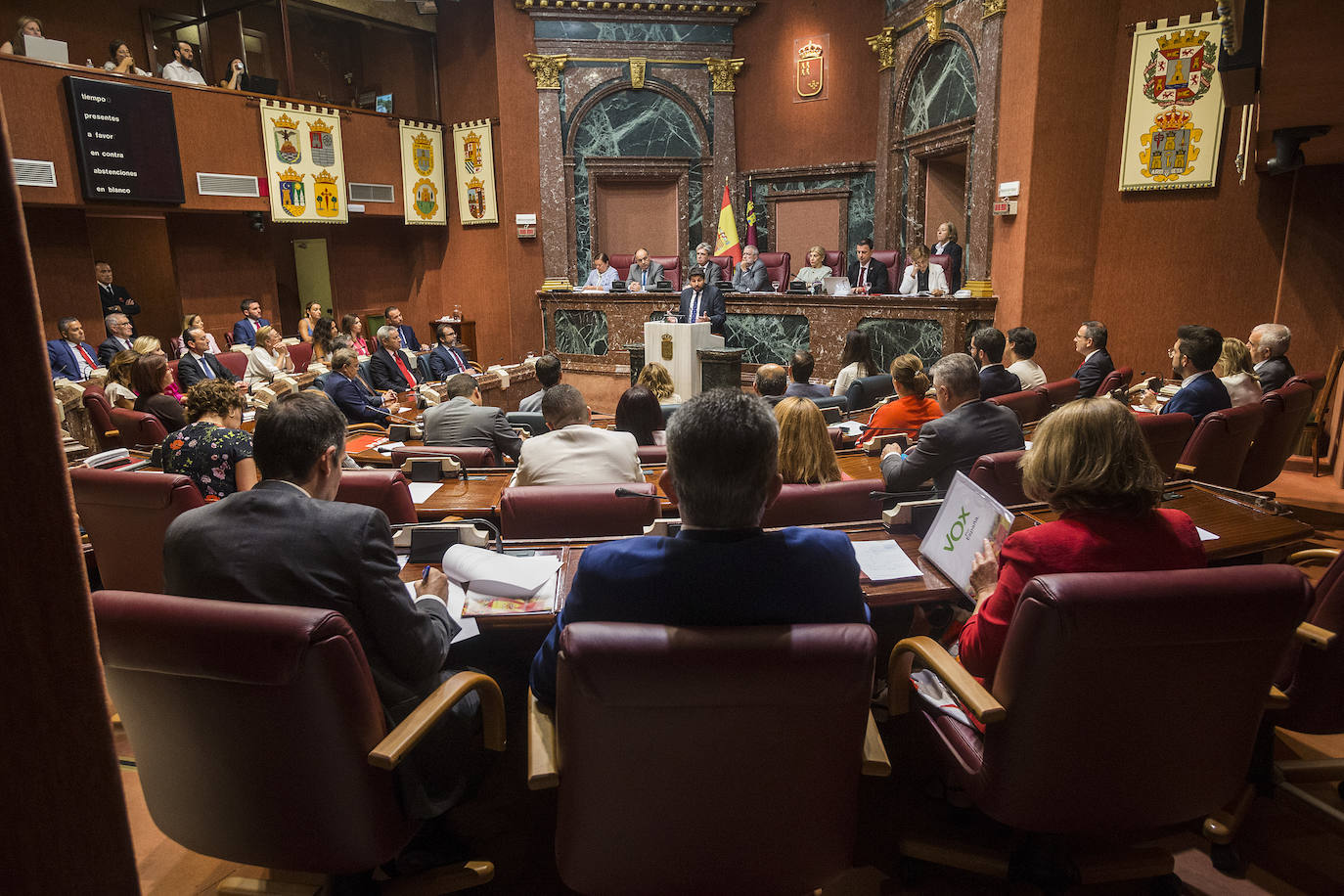 El candidato del PP elogia las aportaciones a Vox al programa de gobierno y pide la confianza de la Asamblea para ser elegido el viernes