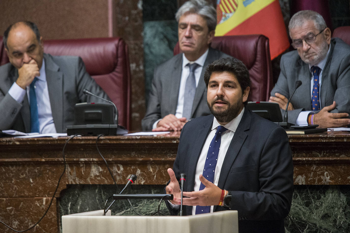 El candidato del PP elogia las aportaciones a Vox al programa de gobierno y pide la confianza de la Asamblea para ser elegido el viernes